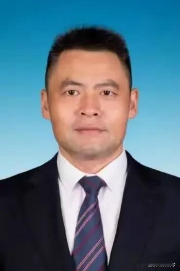 区长强占人妻被免职。现在的有些人呀，有点权就不知道“天高地厚”了[捂脸][捂脸]
