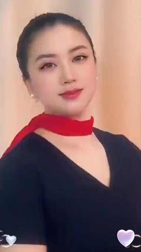 昨夜星辰，中国内地男歌手。
好听的歌送给点开视频有缘的你。如果你的手机还有电，能
