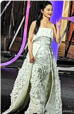 演员李沁你喜欢吗？纤细腰身，不高不矮的个子细致精巧，一双会说话的眼情炯炯有神，演
