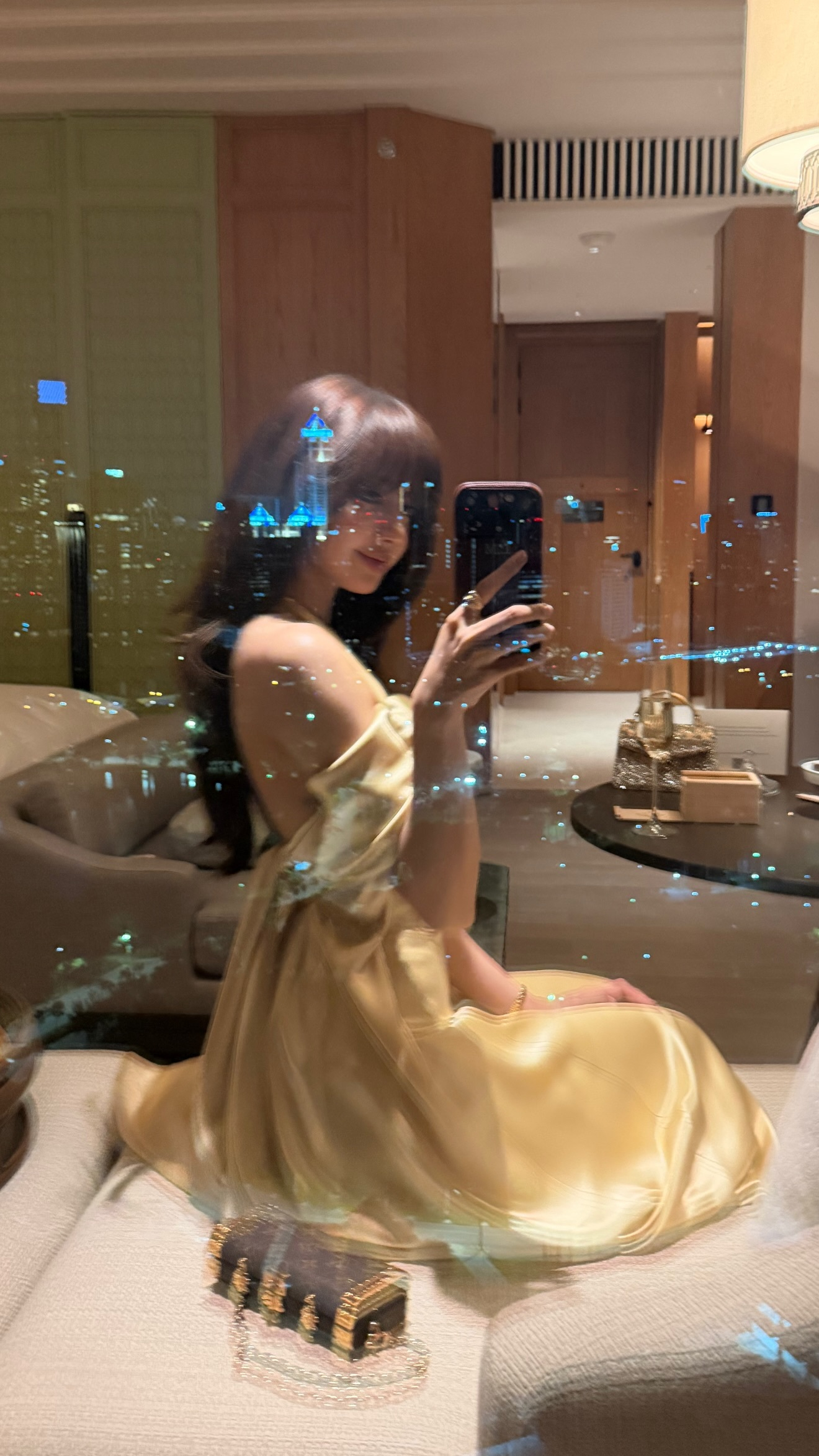 Lisa参加婚礼 Lisa去参加了Nadech和Yaya的婚礼，黄色礼裙好明媚~