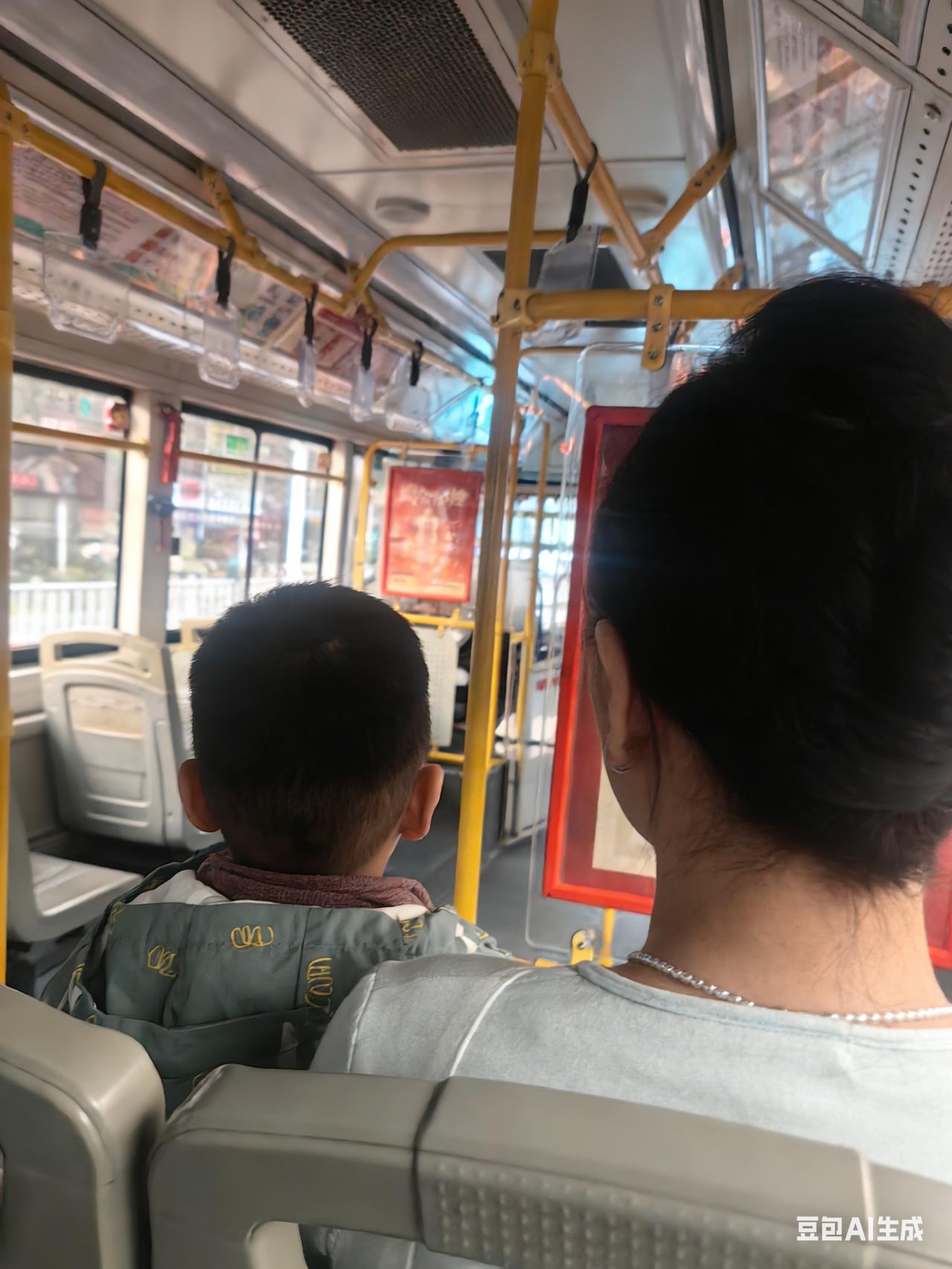 真是太不容易了！
在下班回家的公交车上，我看这个妈妈一路上一直在撸网贷，我看撸了