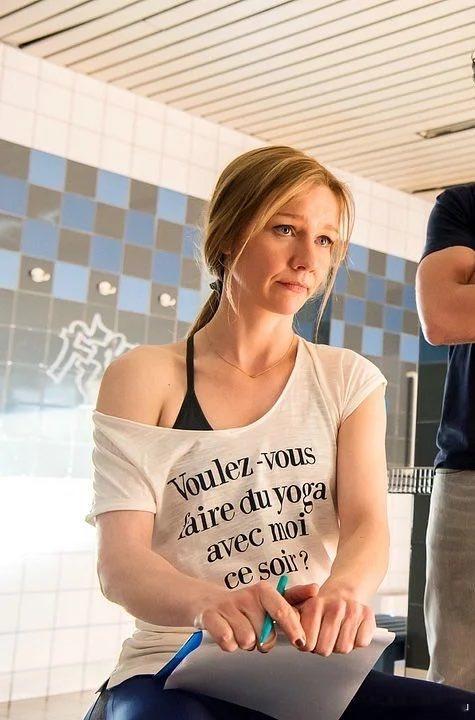 桑德拉·惠勒在2017年的电影《该死的歌德3》中的剧照，衣服上写着“今晚你想和我