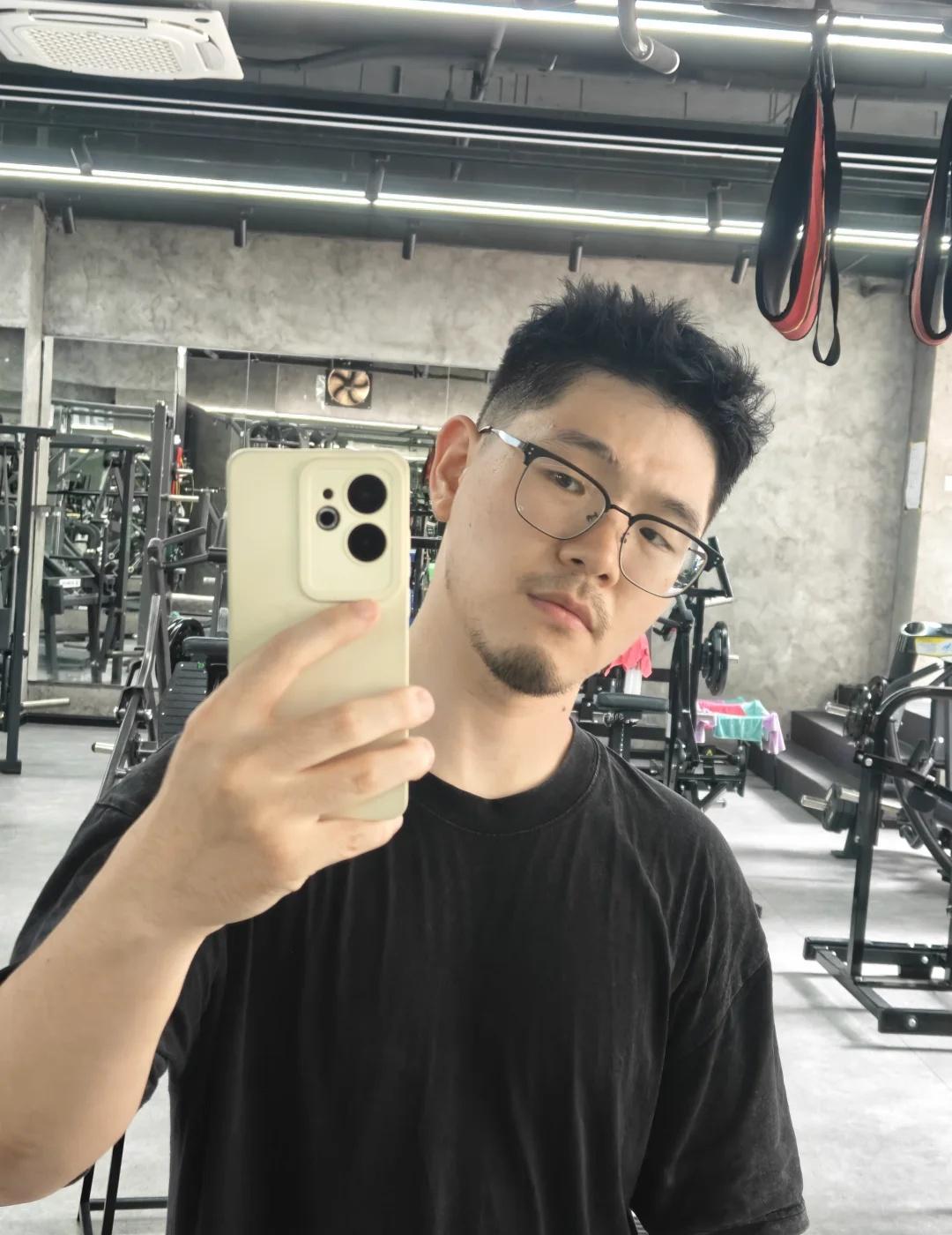 今天端木带我去了健身房
看着镜子，我简直不敢相信自己有（?）公斤。