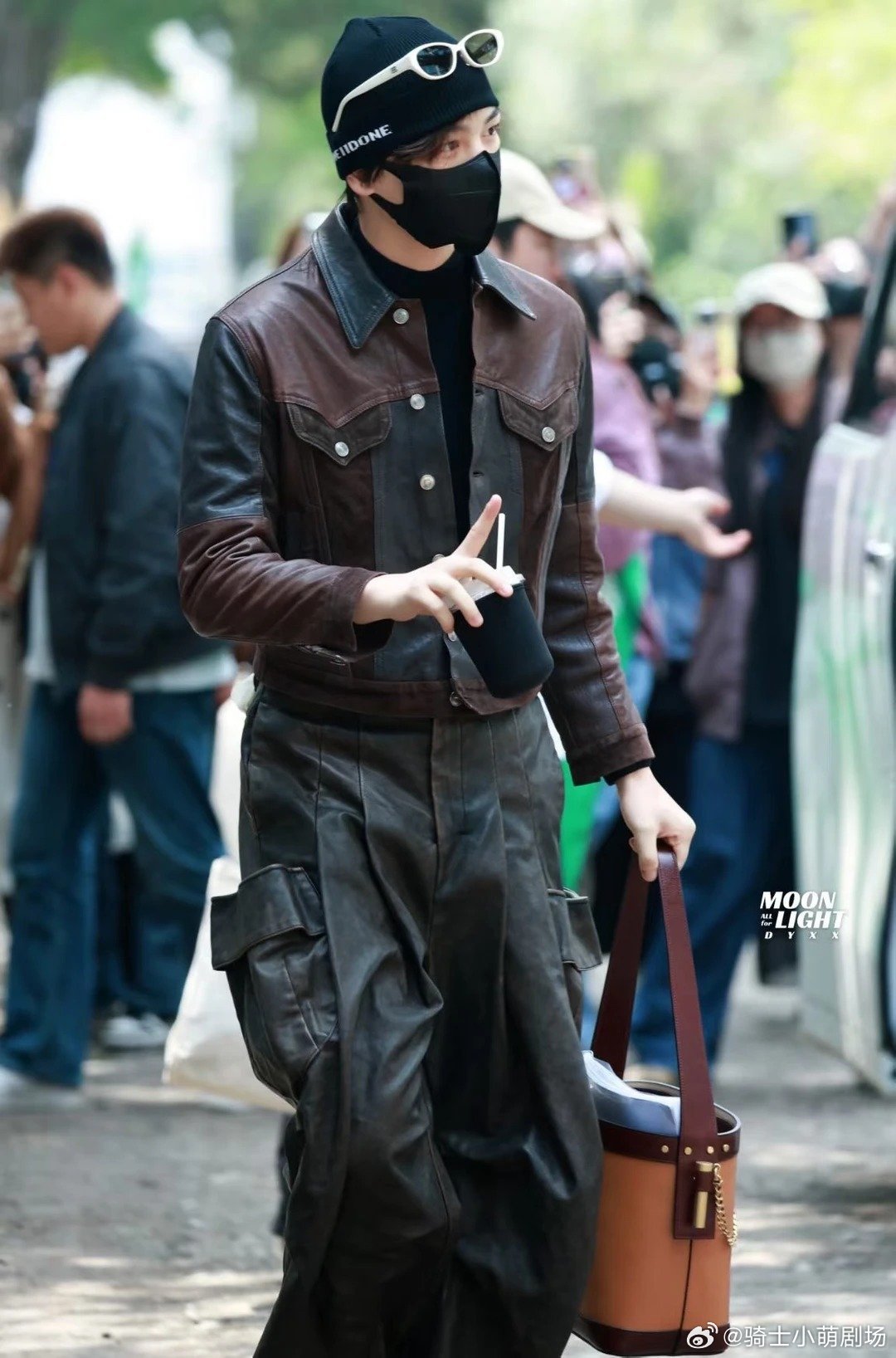 片场就是丁禹兮的秀场丁禹兮把片场走成秀场一身酷感皮装搭配针织帽，步伐利落有型，上