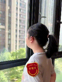 今天女儿被提拔了，当上了“空调遥控器第二节电池管理员”。回来后，她站在窗边一句话
