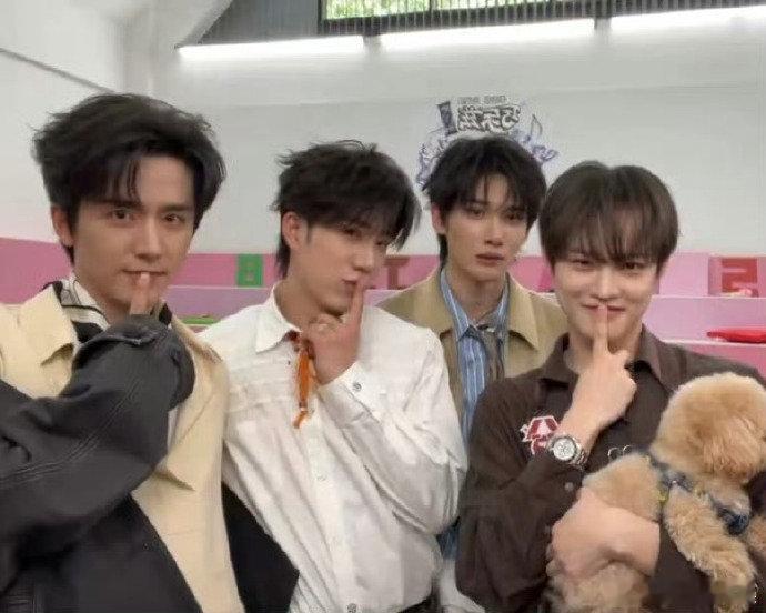 卖萌直播间超燃青春的合唱谁看了这场卖萌直播不迷糊！少女感满满的撒娇画面温柔又甜，