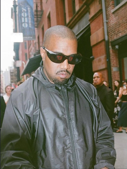 侃爷谈为孔帕尼设计造型🗣️：“在亚特兰大比赛前，文森特·孔帕尼的团队联系了我…