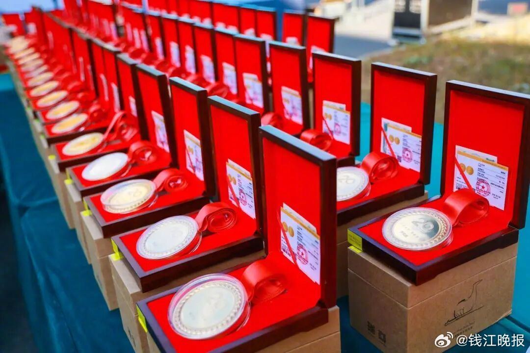 #别人家的公司为员工发金牌当年终奖#【别人家的公司！15年老员工排排站，老板现场