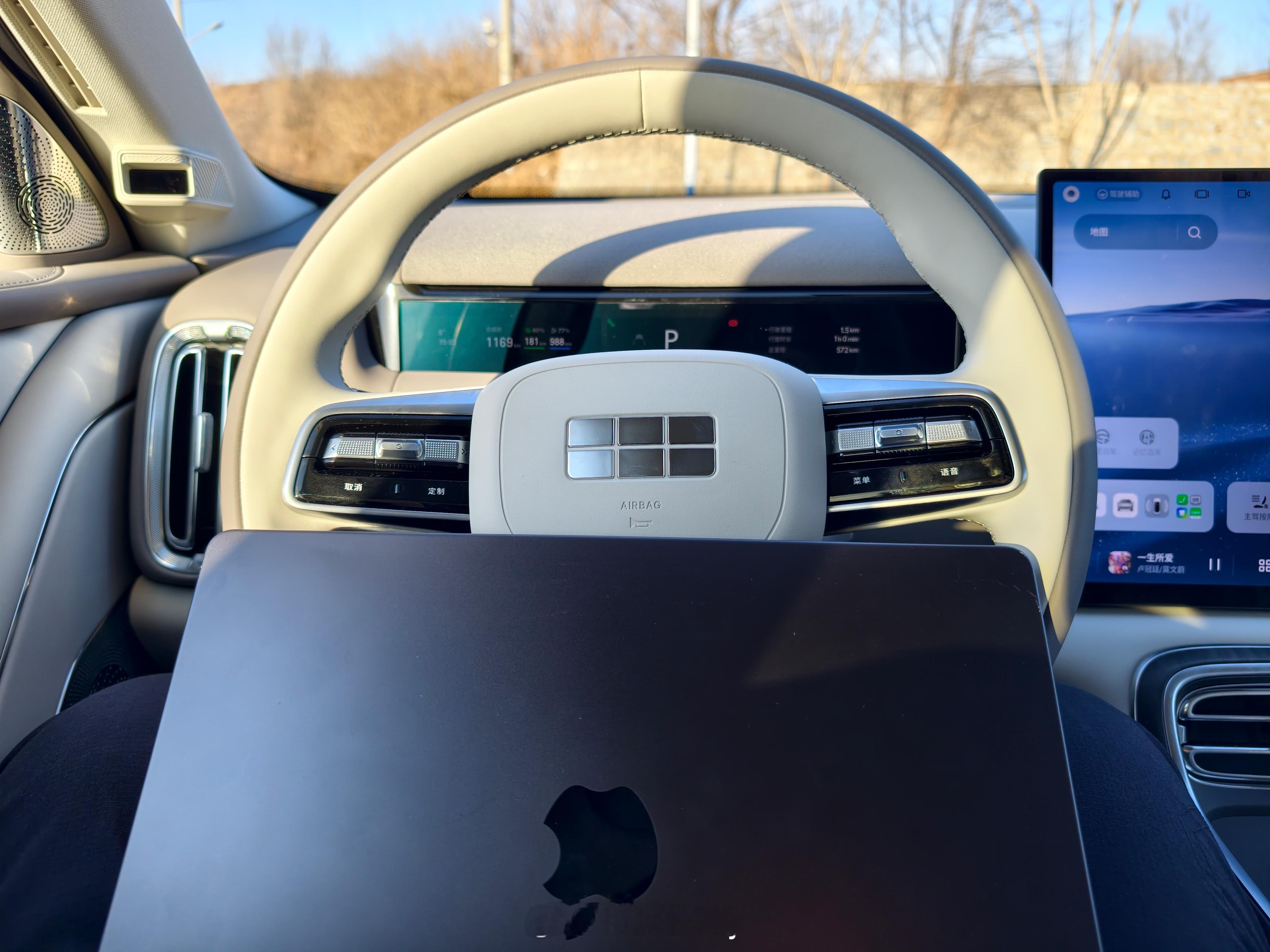 太尴尬了，我在车里写稿，有个人跑过来问我，要不要给孩子报英语课。我这么年轻，像家