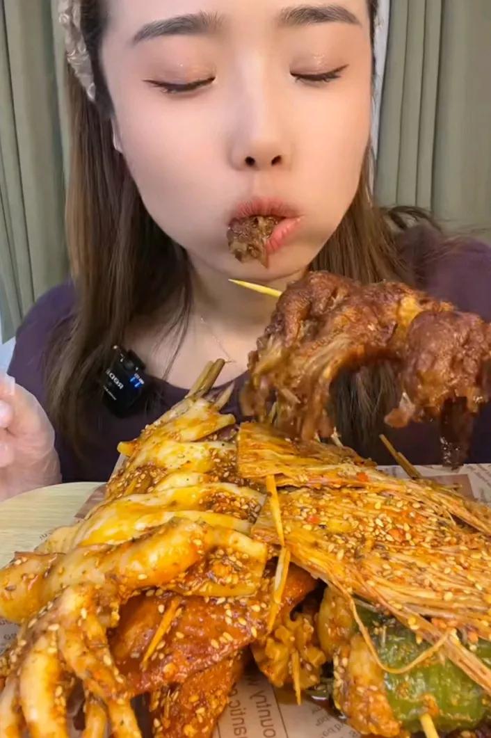 美人笑语香，美食满桌尝。#美食佳肴大赏# #吃出美丽🤩# #美食绝伦# #美食
