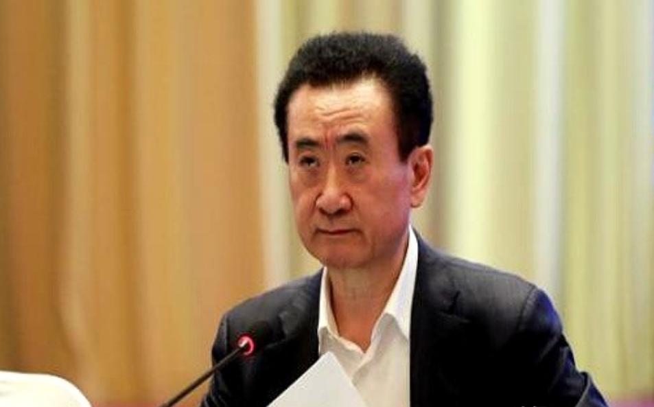 年薪300万的女秘书被王健林喊去买水，转身消失两小时后，服务员递来结账单时全场都