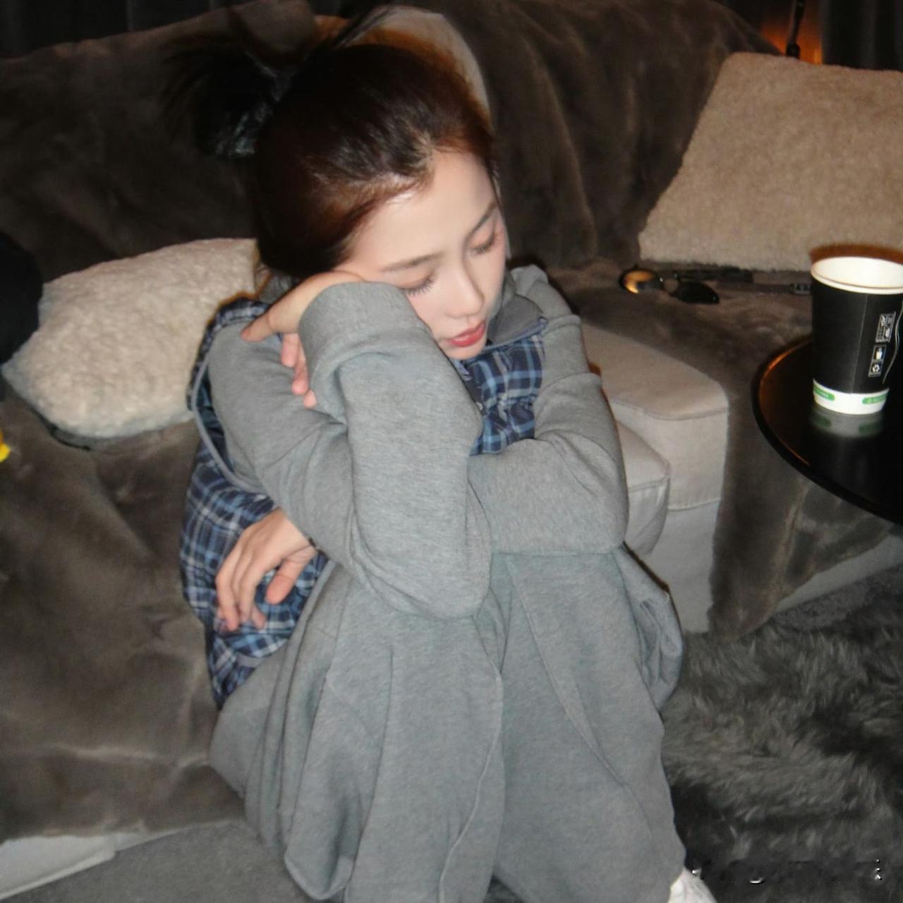 虞书欣最新活动的高颅顶丸子头造型，刚一亮相就冲上了话题热榜。蓬松圆润的发髻慵懒地