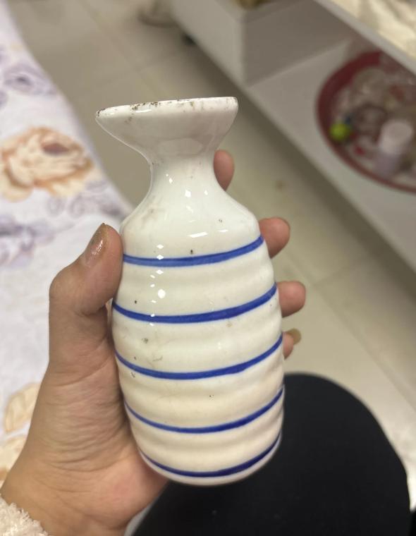 收拾厨房吊柜翻出个白瓷小酒壶，瓶身一圈圈蓝横纹、喇叭口，壶身几个小黑点，口沿积着