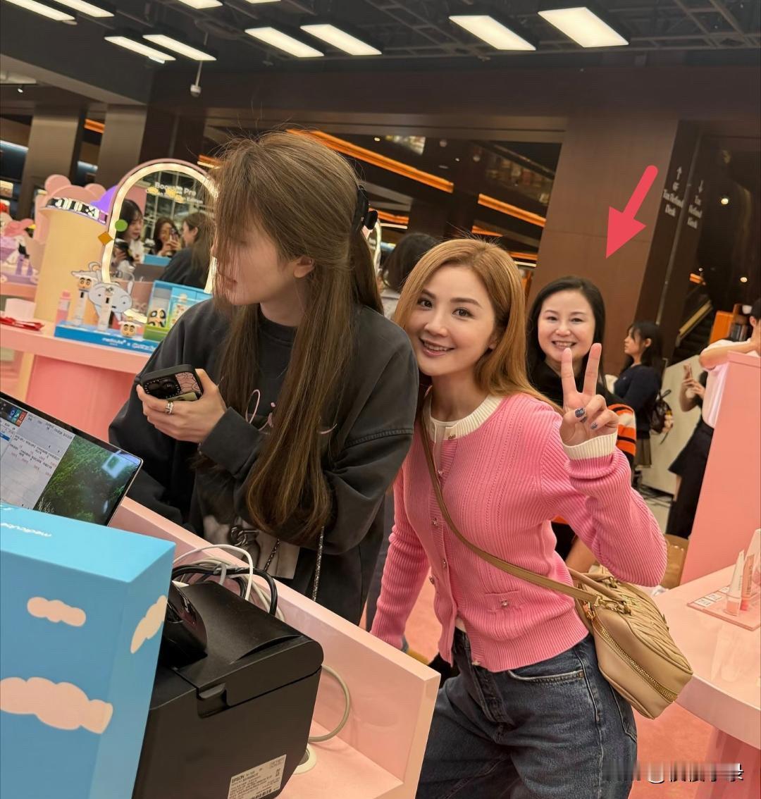 43岁蔡卓妍和妈妈一起到韩国旅游，她的妈妈外表好年轻，母女俩都是圆脸，笑起来很甜