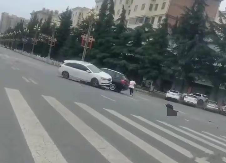 警方通报社区女书记开车撞人致2伤目前不知女书记撞人的动机，但不管什么原因，书记采