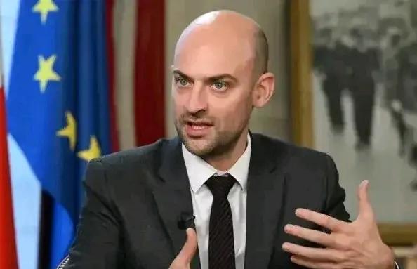 法国搞俄罗斯是认真的！法国外长巴罗特宣布，法国将向乌克兰提供12套“斯卡普”远程