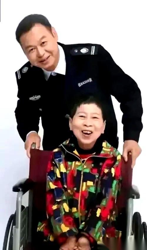 21岁，替老板挡刀，命保住了，人却彻底瘫了。
街坊四邻都在心里给她悄悄判了死刑：