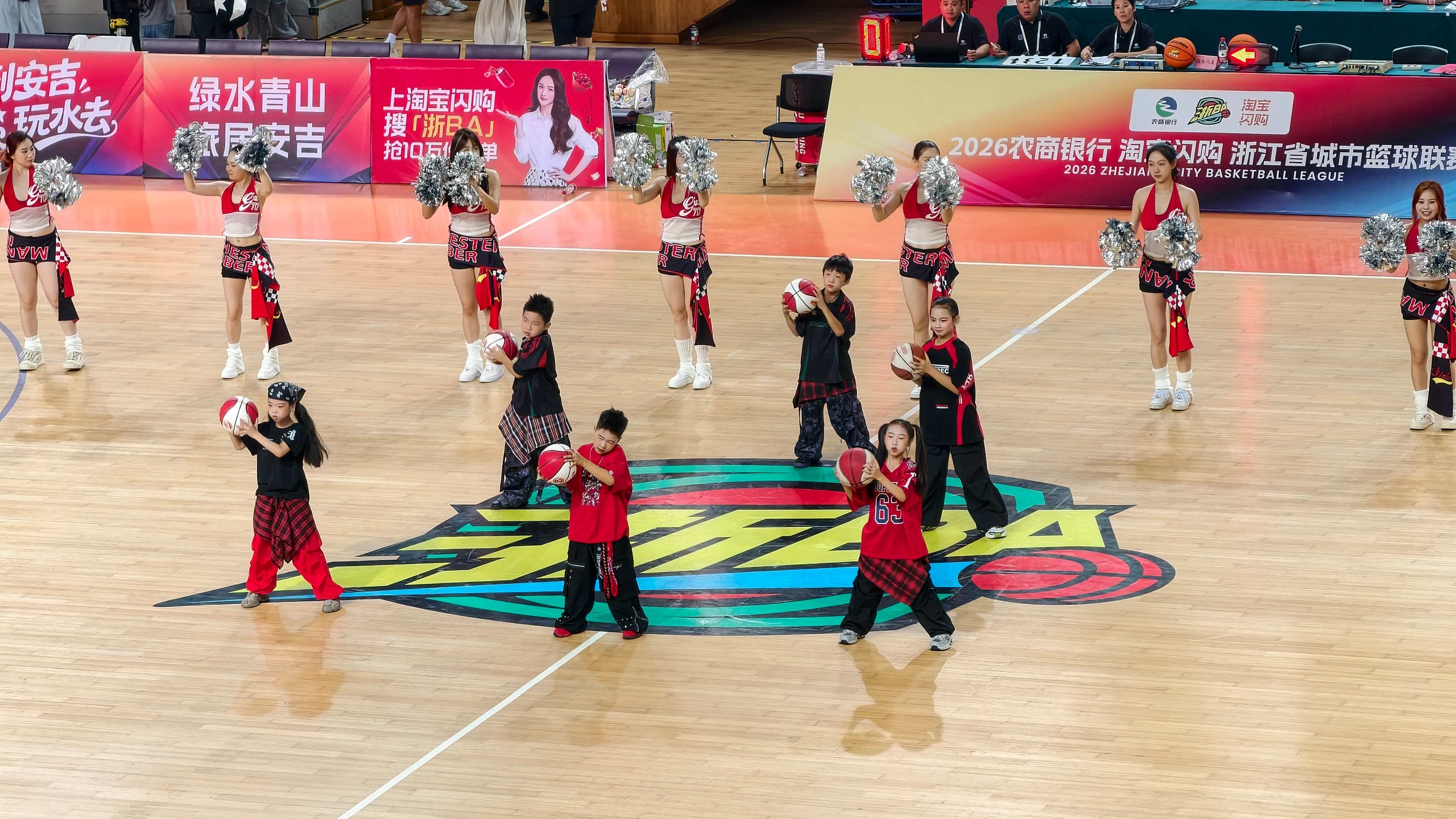 浙BA战火再燃安吉队蓄势待发安吉对阵吴兴75:50首战告捷，今天现场气氛也太好了
