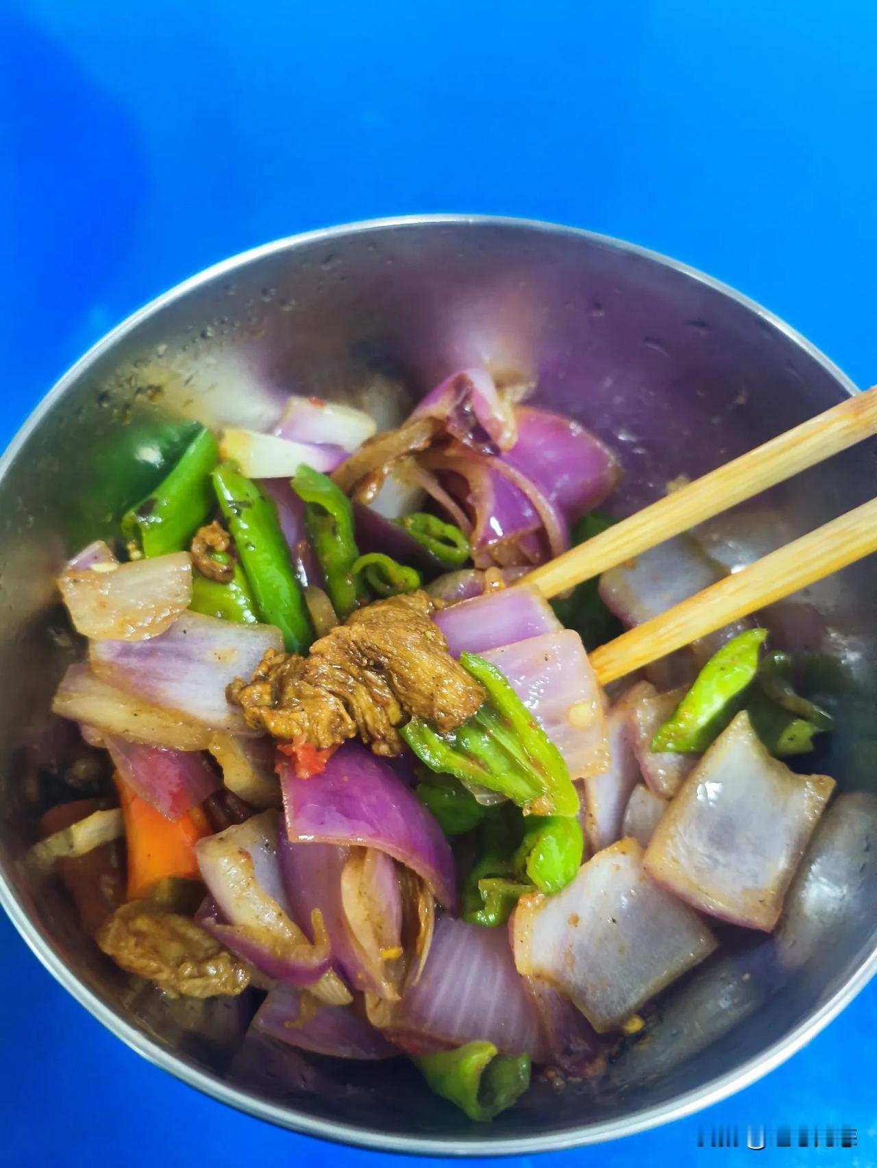 下班了！晚饭洋葱炒肉，尽管只有两片肉，但依然香气扑鼻。

新疆人把洋葱叫皮牙子，