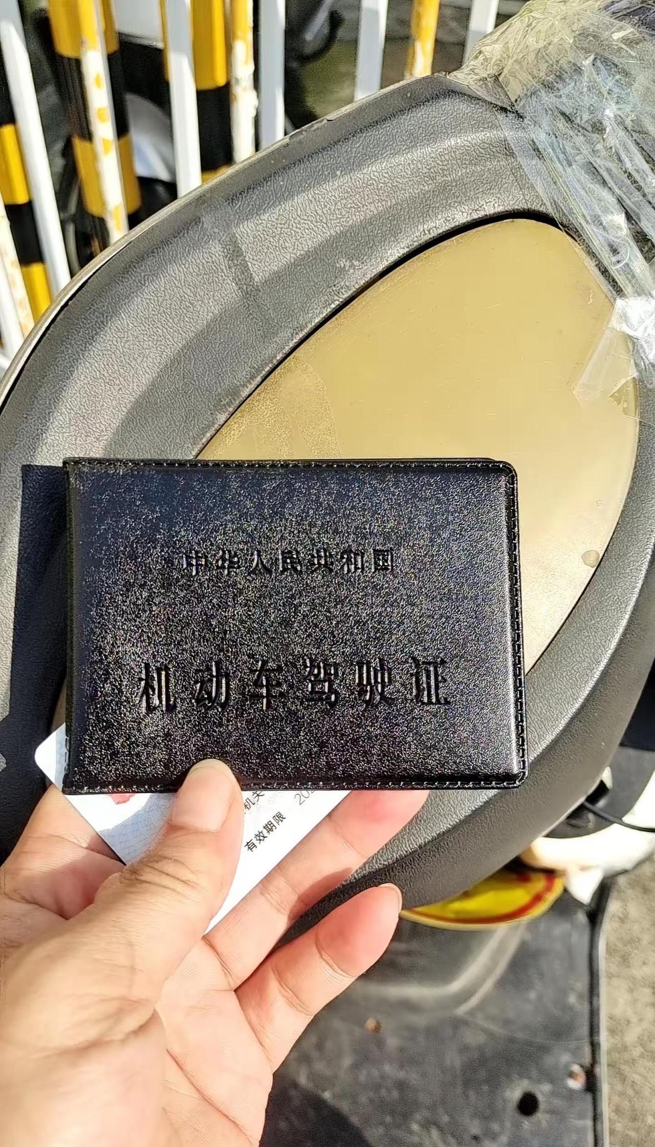 我觉得我这个驾驶证考的真的很划算，全部拿下，3500不到。一边挣钱，一边考驾驶证