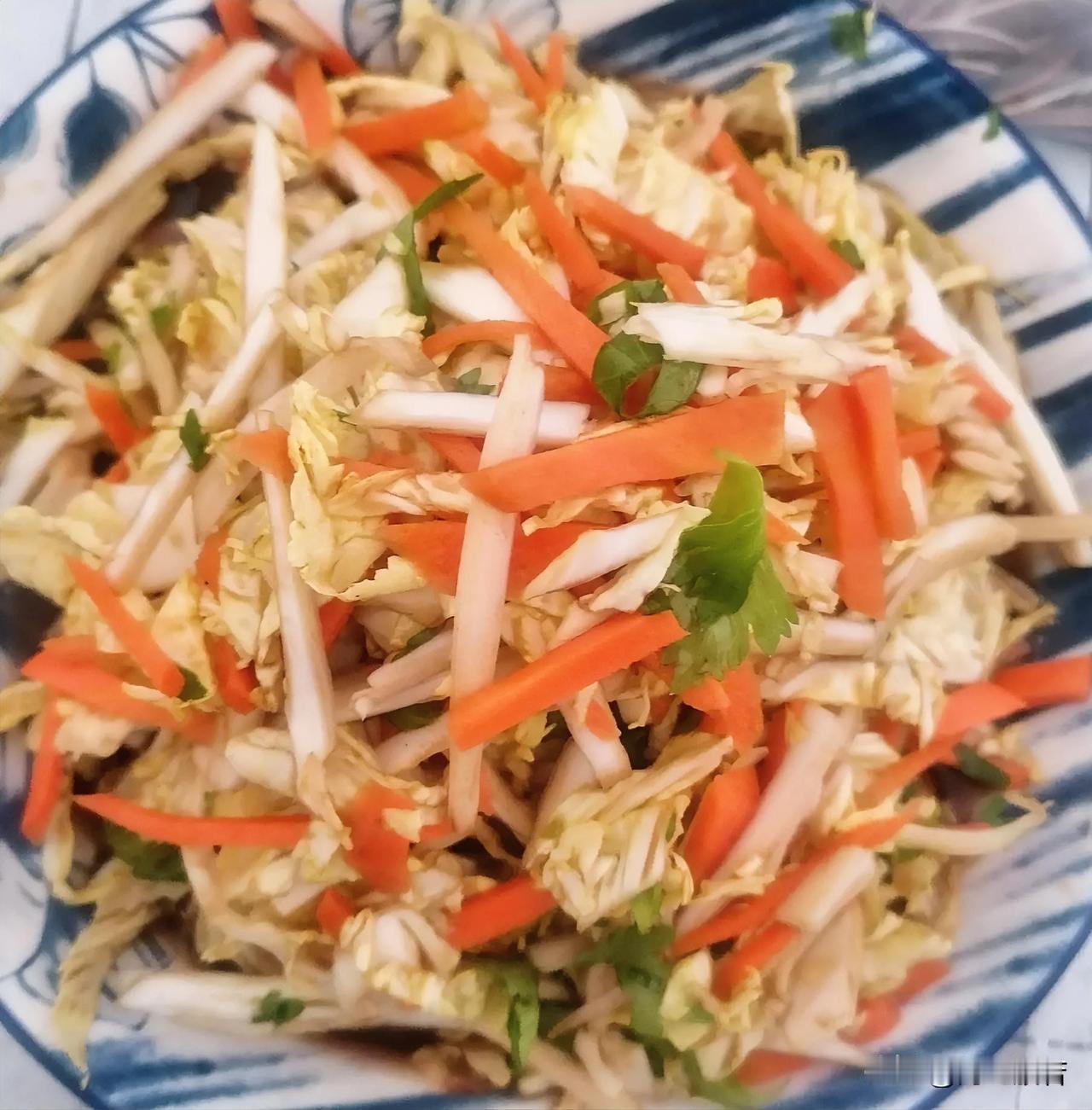 大年初五，今天吃什么，看见大鱼大肉犯怵了吧，那就来个凉拌菜吧。

家里有白菜，菜