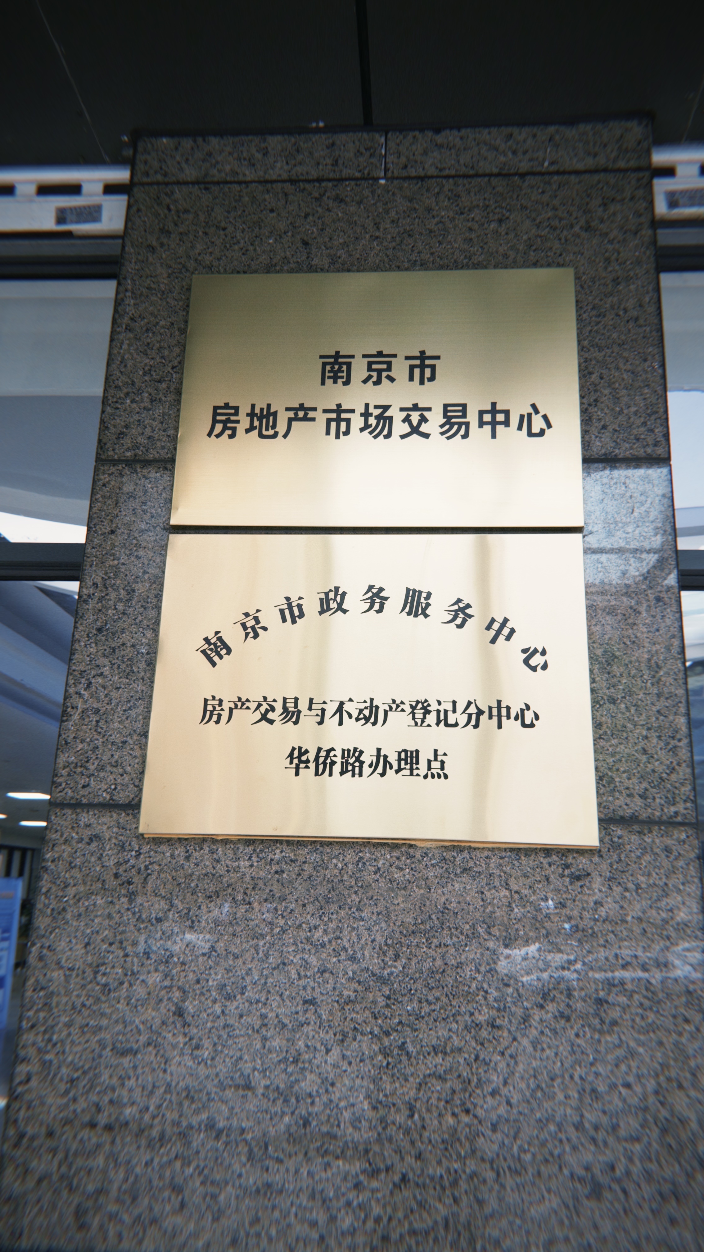 人生很多东西都是这样，当初拼命拥有，后来学会放下。房子是，车也是。 