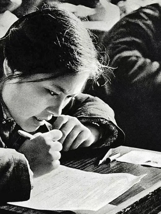 图1图2：1977年   恢复高考第一年的高考考场上 ​
图3：1977年，我国...