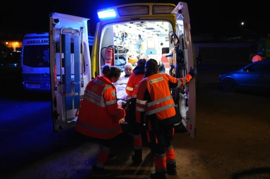 突发新闻——警方称，西班牙高铁相撞事故死亡人数升至39人，救援人员仍在搜寻更多遇