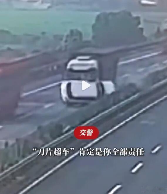 这绝对是神人了，不知道科目一、科目三是怎么过的，或者驾照估计是买的吧？超车时一个