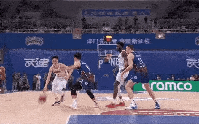 广东男篮二大超级巨星的翻滚动作，哪个更胜一筹？cbacba炫时刻胡明轩和崔永熙的