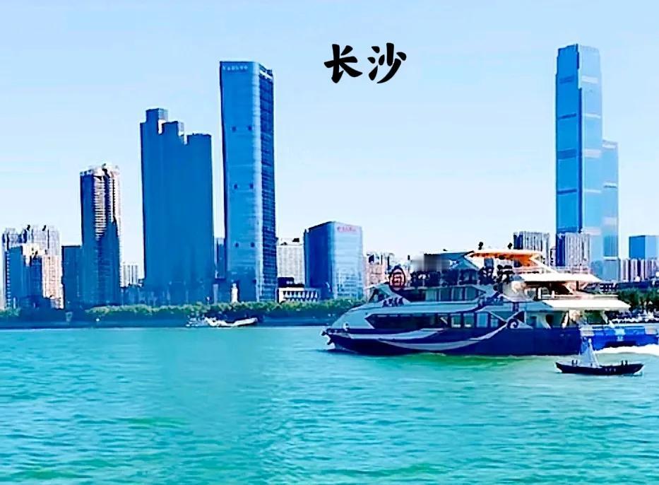 #夏日生活打卡季#看长沙湘江和武汉长江城市对比，根本就是天壤之别，长沙湘江边上的