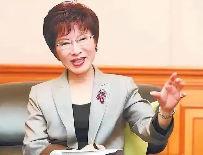 忍不了了，洪秀柱喊话大陆！10 月 22 日，78 岁的洪秀柱在台北活动现场拿起
