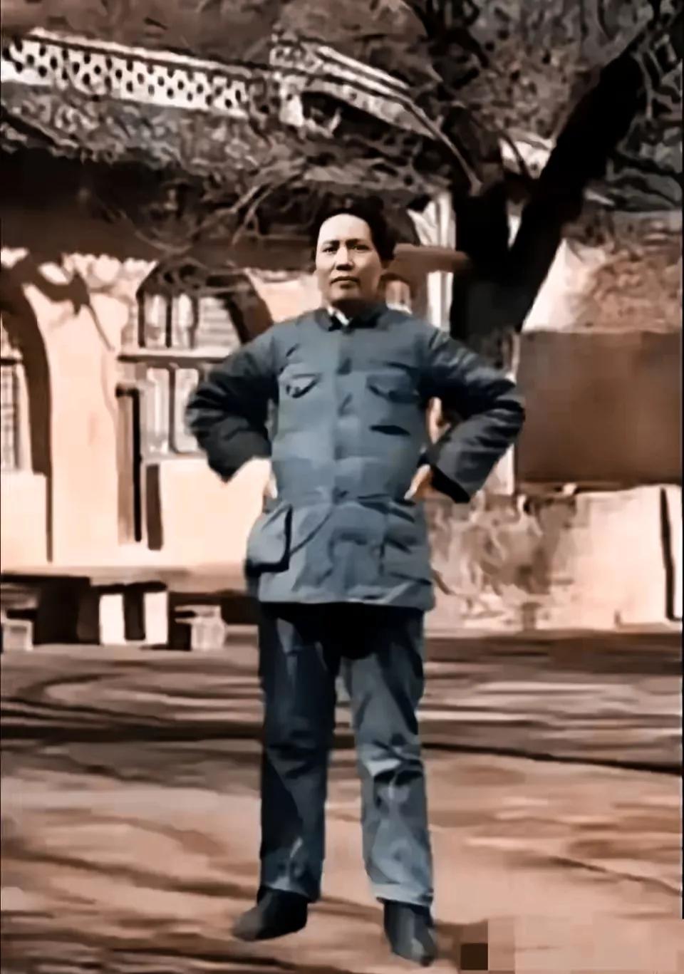 珍藏版的一张照片。
伟人的风采，毛主席手插腰，真是豪情万丈，一代天骄，这一刻，留