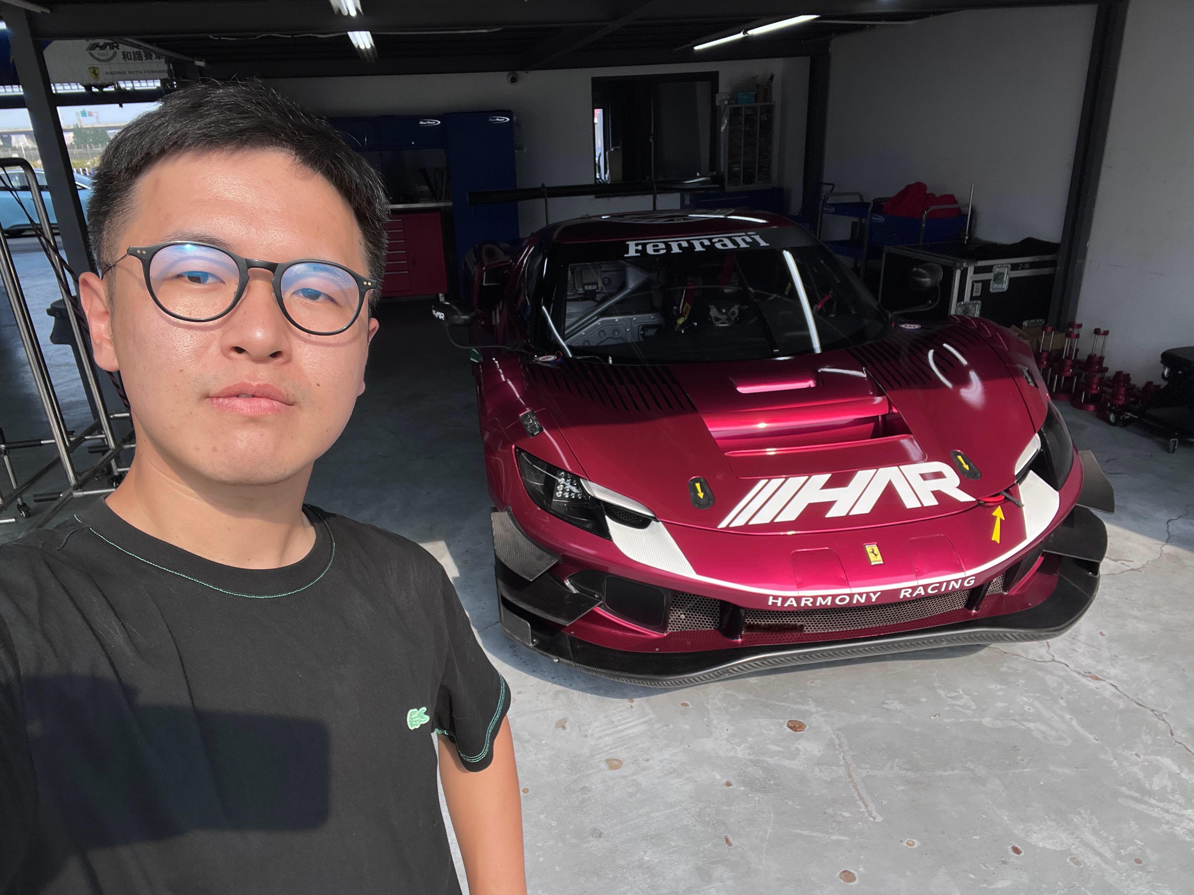 谁还没个“儿法梦”呢，经允许坐进去拍张照 [耶] 法拉利296 GT3赛车 ​​