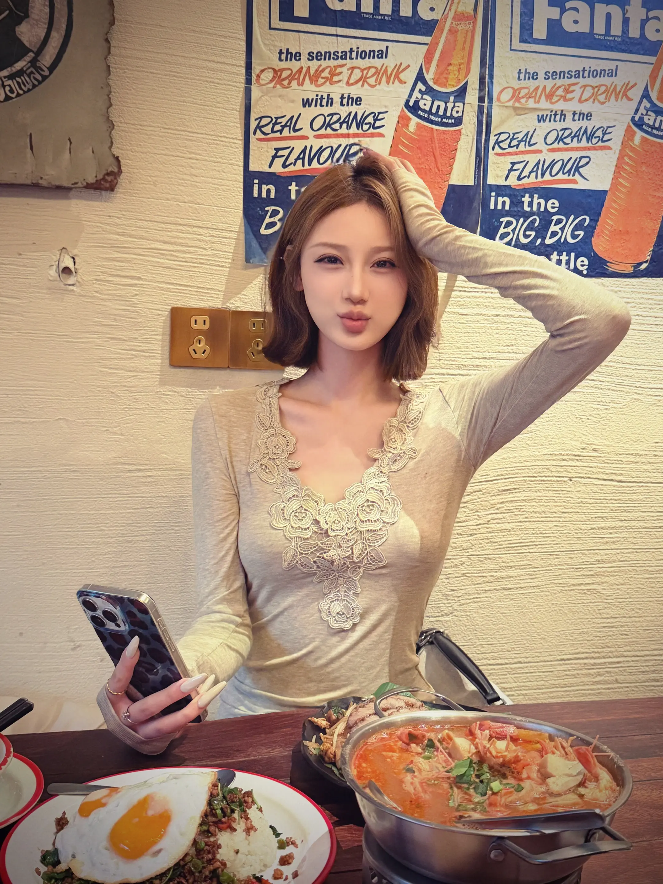 她留短发 淡的妆 身上茉莉花的香