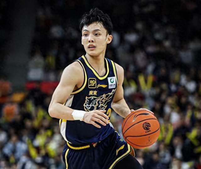 他是00年广东篮球小将，父亲靠卖烧鸡供他成才，如今深受杜锋信任