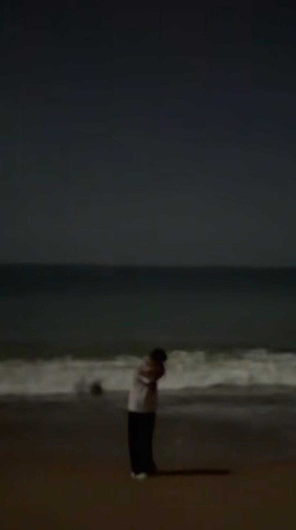 四十岁后突然寡淡。

以前三天两头组局，现在微信群里静悄悄。不是谁故意疏远，而是