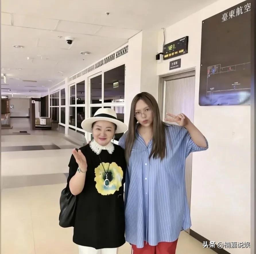 台湾省知名艺人白冰冰和天后张惠妹，在台北机场偶遇，俩人难得同框。
年过七旬的白冰