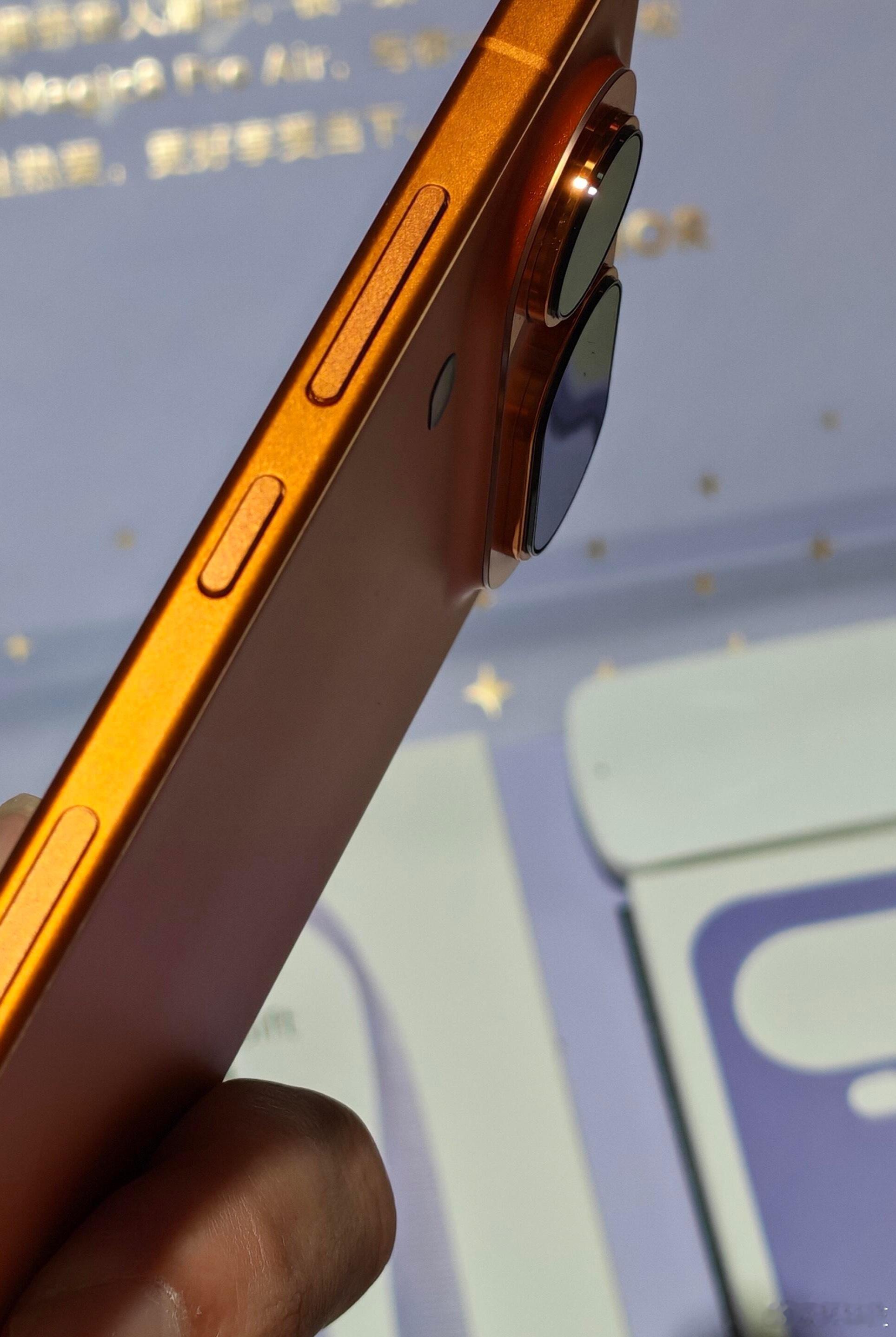 荣耀 Magic8 Pro Air1.机身整体厚度控制在 6.1mm左右，这次屏