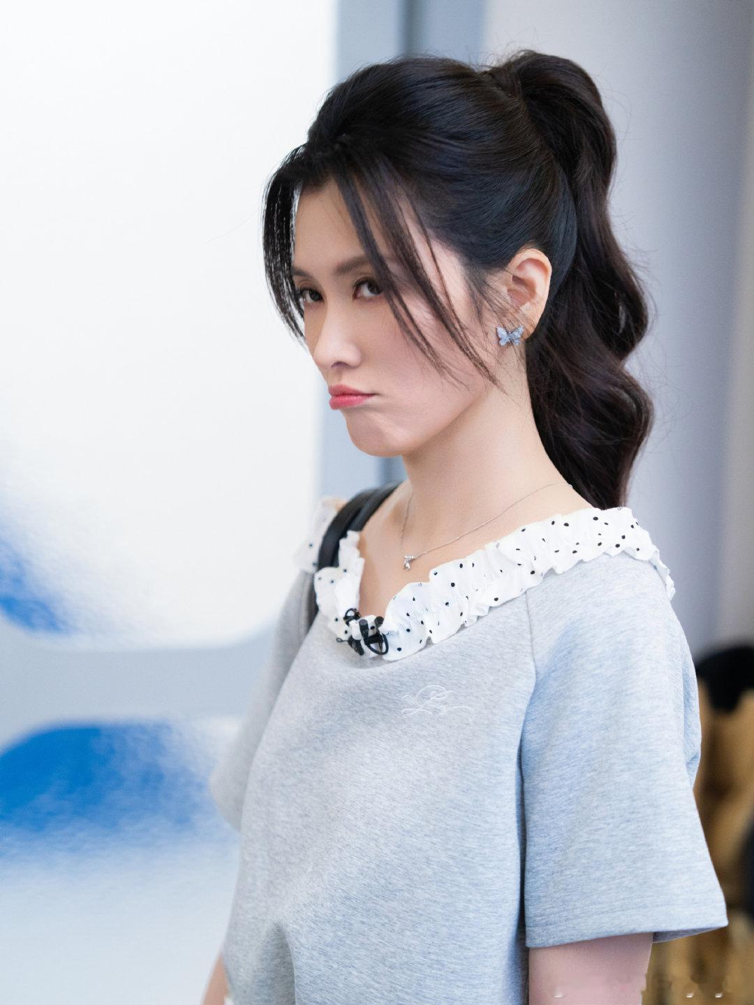 徐洁儿贴心为庄法同声传译庄法懵懵上台玩游戏，还好有徐洁儿在线翻译，稳稳护航～乘风