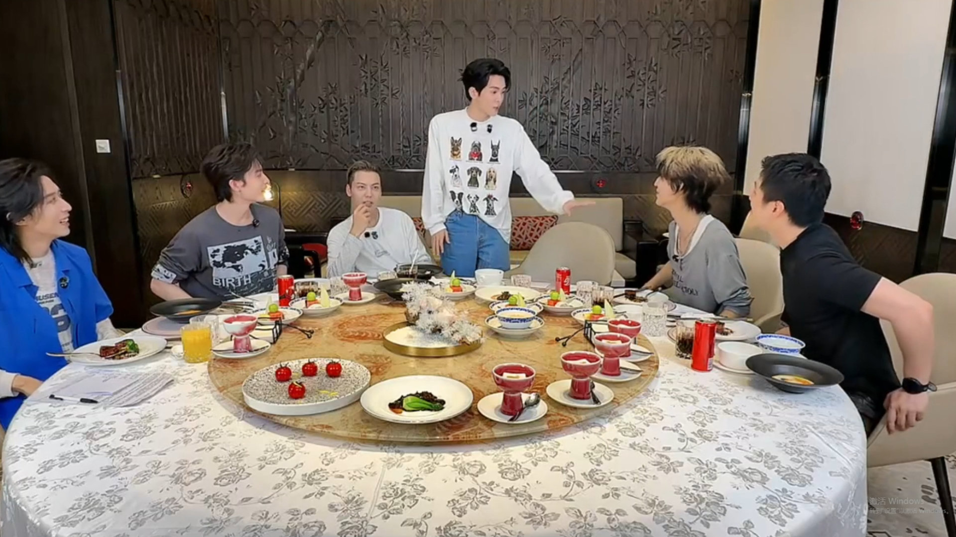 曾舜晞狼人偷偷藏不住陈伟霆曾舜晞还没开始认真吃曾舜晞玩狼人杀主打一个情绪外放，刚
