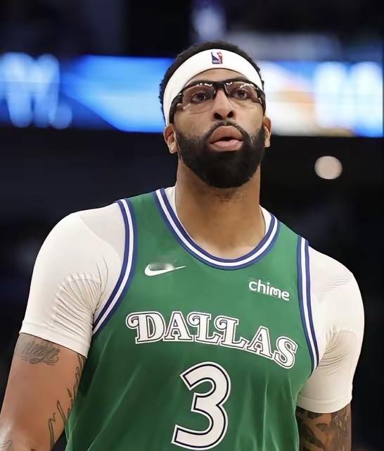 独行侠应该交易走浓眉！在今天独行侠主场以108：123不敌76人的比赛中，浓眉真