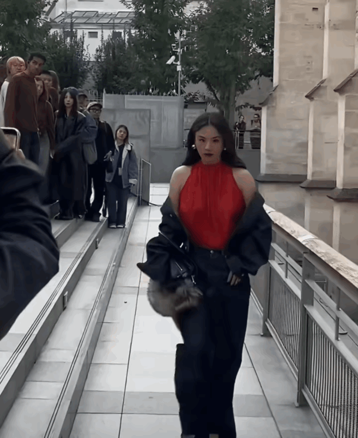 这样的马思纯好性感！她瘦下来的时候身材也很好！ 