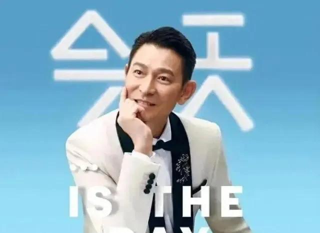 我

刘德华台北演唱会受热捧，深情演绎《中国人》。舞台设计彰显中国元素，歌词采用