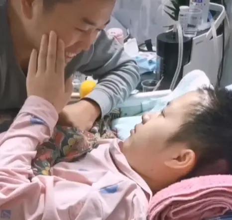 2019年，广西一男子不顾家人反对娶患癌女友，3年后，女子昏迷花光200万后岳父