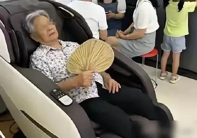 63岁老太太连续7年去商场乘凉蹭空调，店员从不撵她走，但是店员被开除当天，老太对