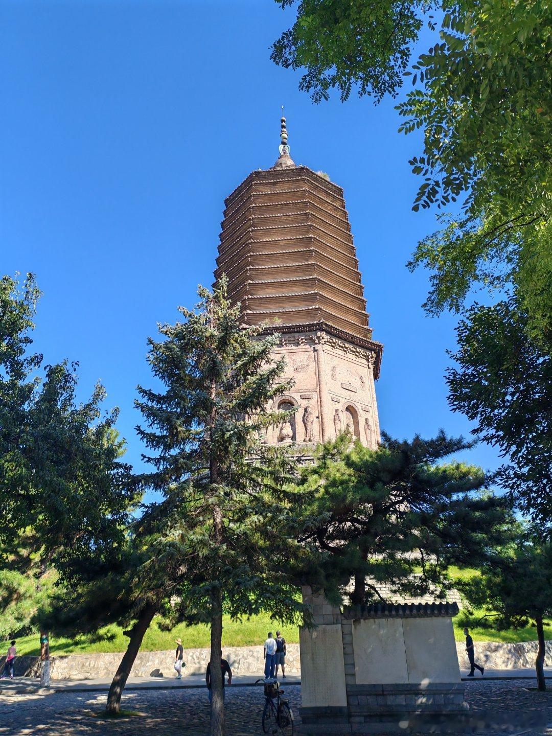 建于辽代，70多米的辽阳白塔。 