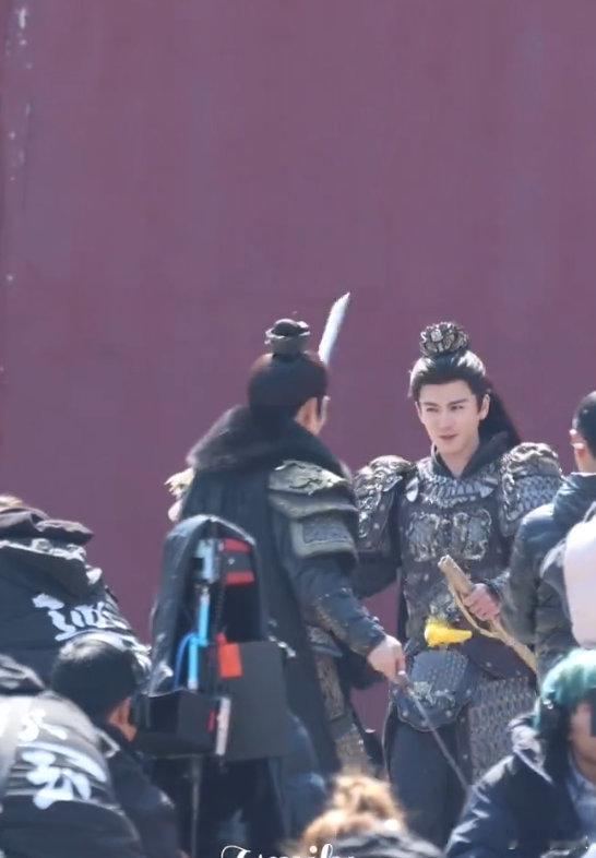 张凌赫严宽同框对戏张凌赫严宽逐玉同框路透严宽这脸是上帝亲手捏的吧？和张凌赫同框，