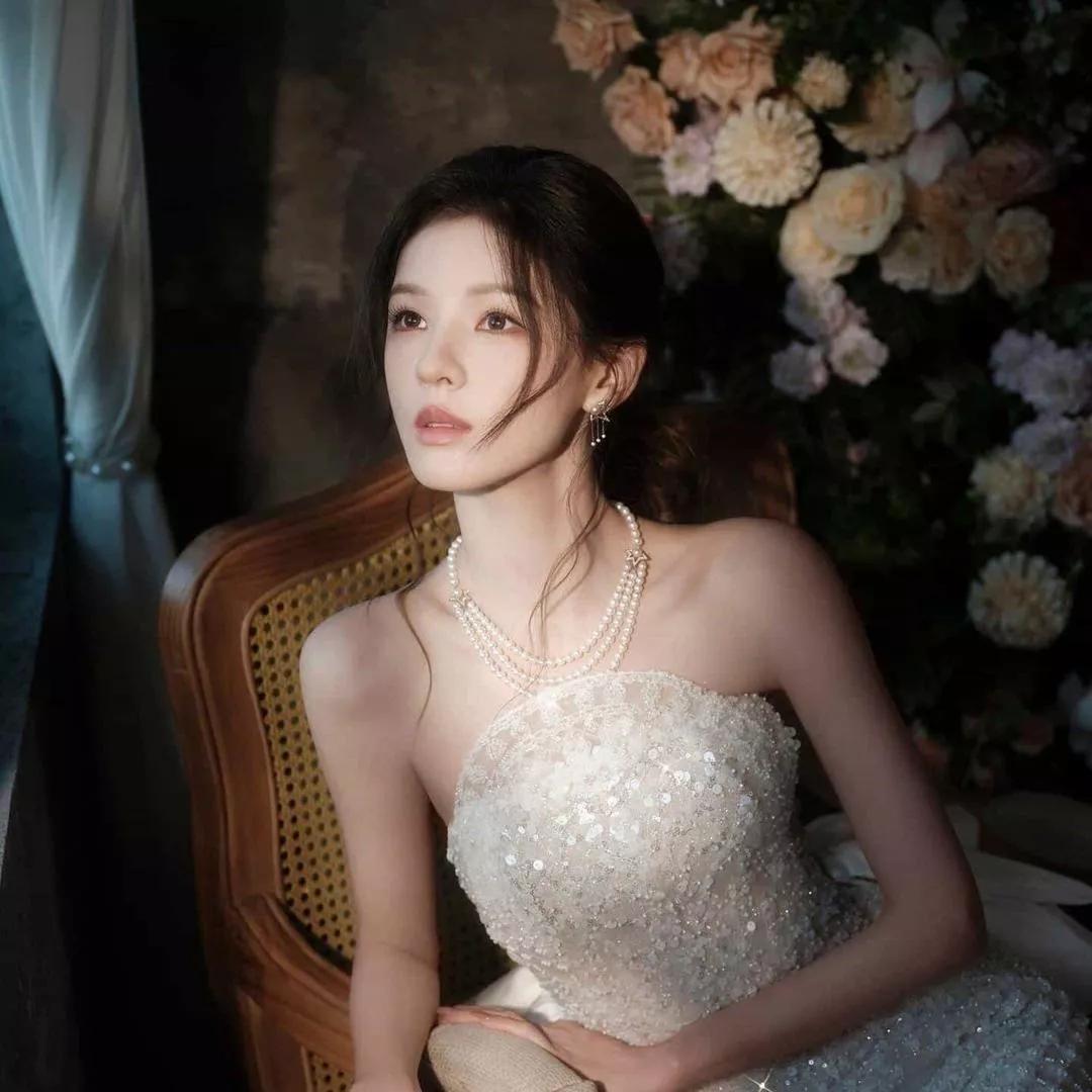 优雅的新娘，闪耀的珍珠项链，梦幻的花园背景。唯美连花仙子 长发幻梦新娘 用漂亮的