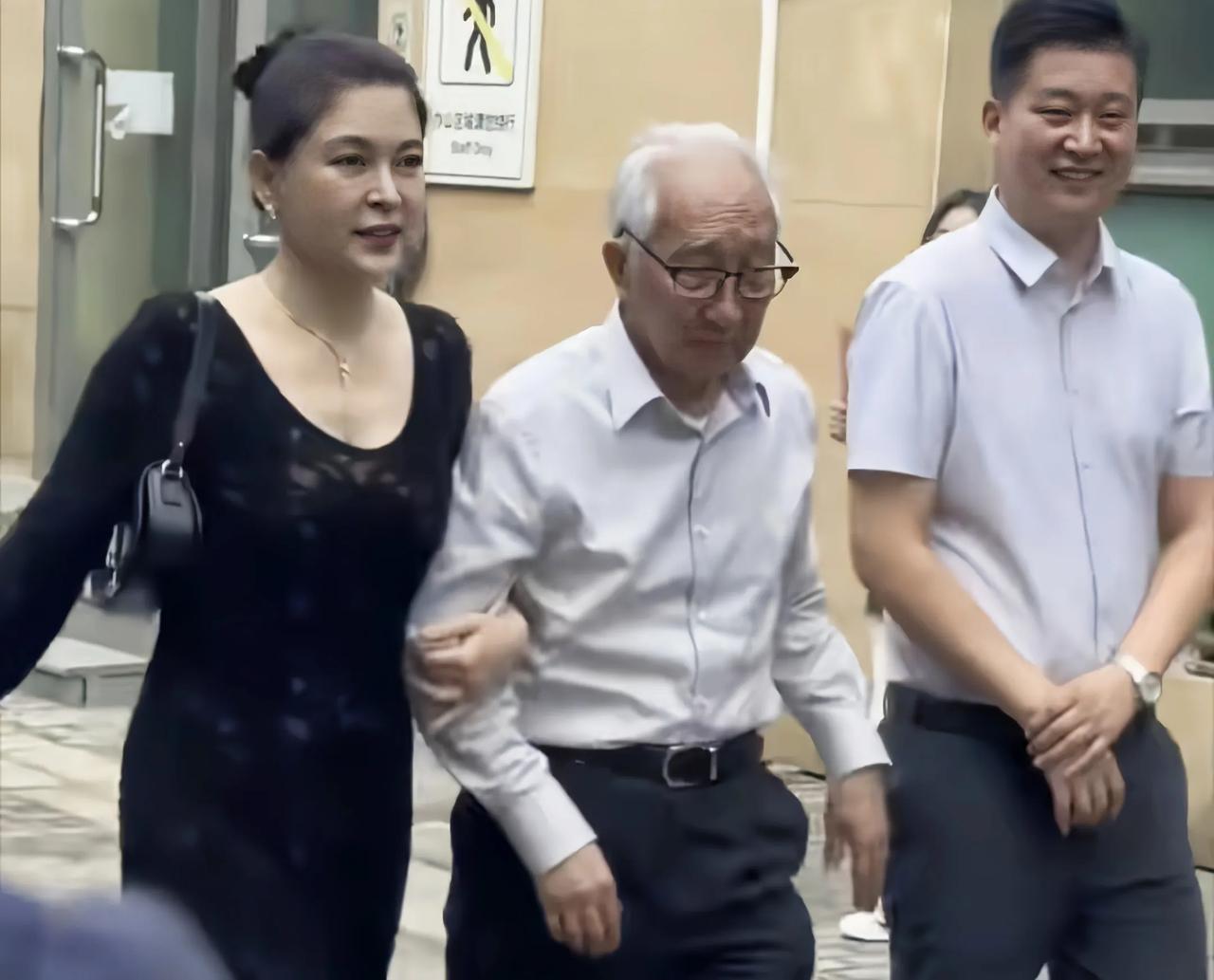 祁艳嫁大她44岁老艺术家，丈夫91岁精神矍铄她47岁貌美如花演员祁艳与画家靳尚谊